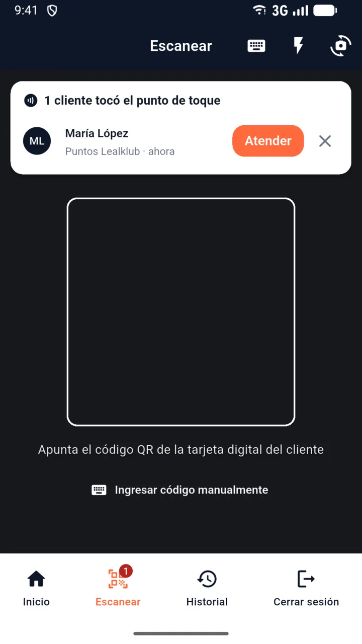 App del puesto con el aviso «1 cliente tocó el punto de toque», el nombre del cliente y el botón Atender